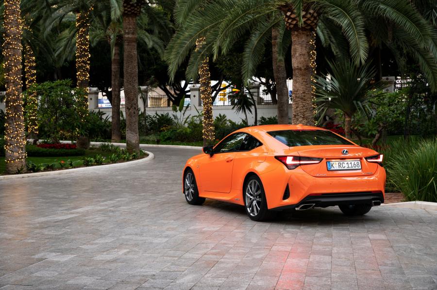  Lexus RC300h F-Sport 2018 года  (WW) (фото 8 из 12)